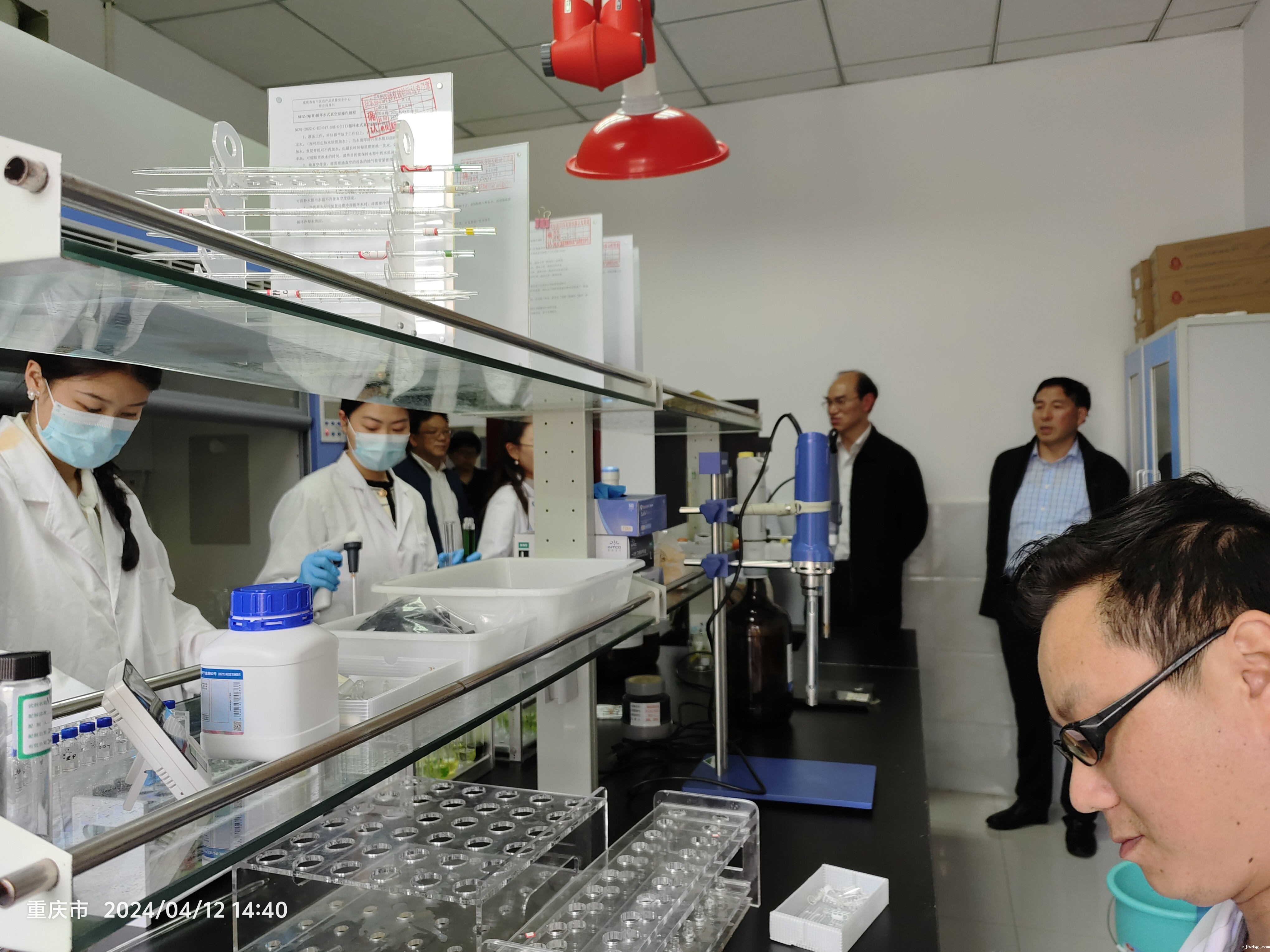 参观实验室.jpg