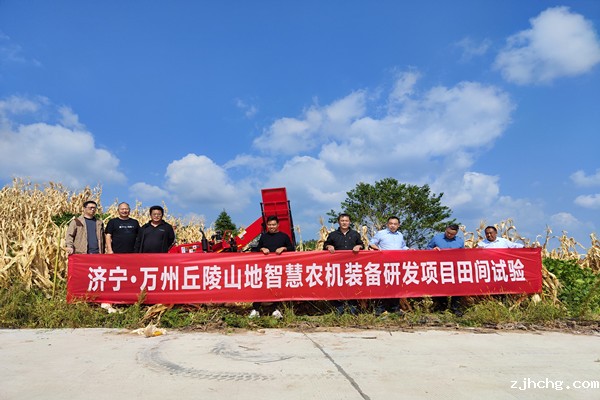玉米收获机田间试验(600 400).jpg