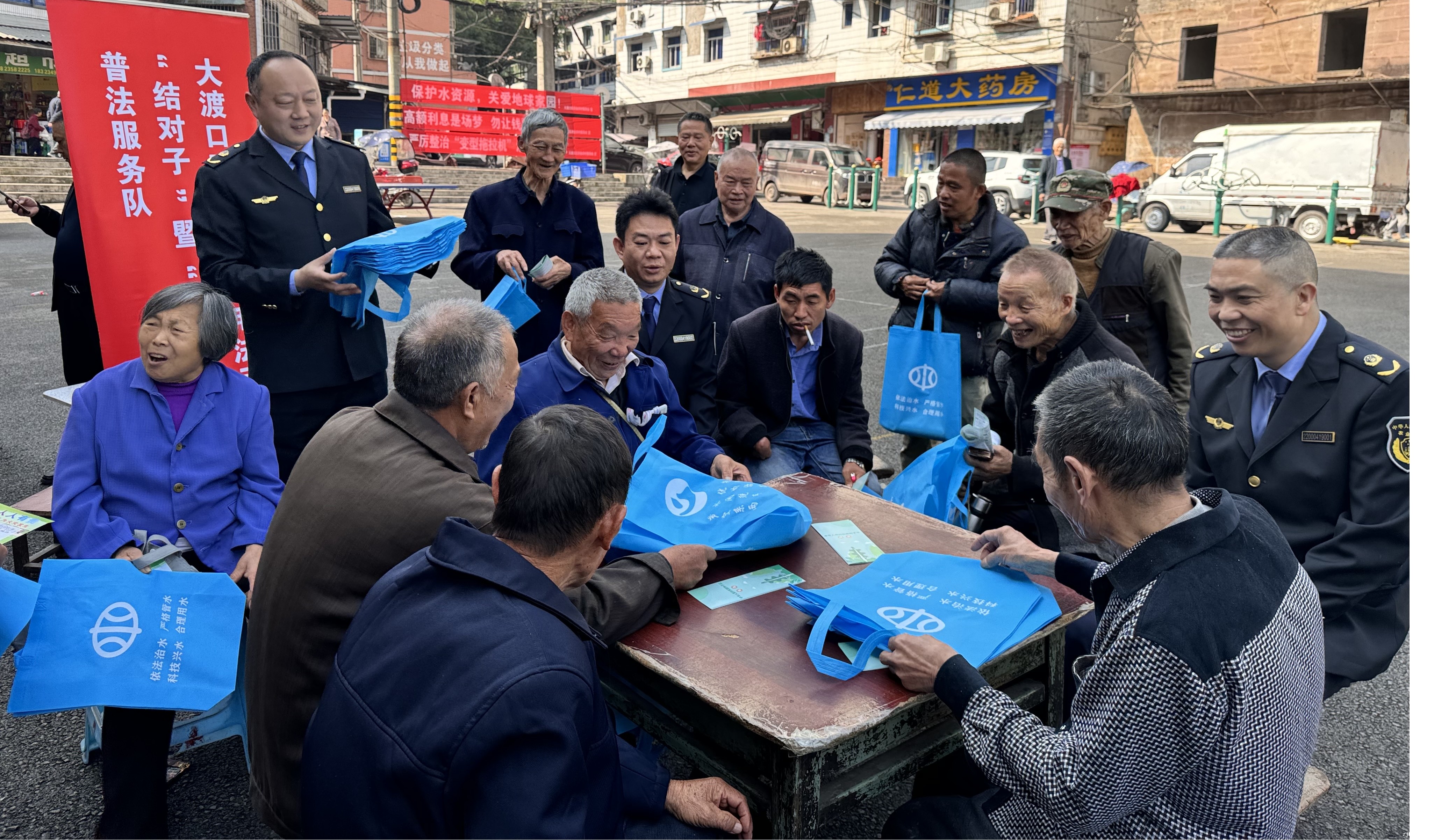 与老百姓交流互动.jpg