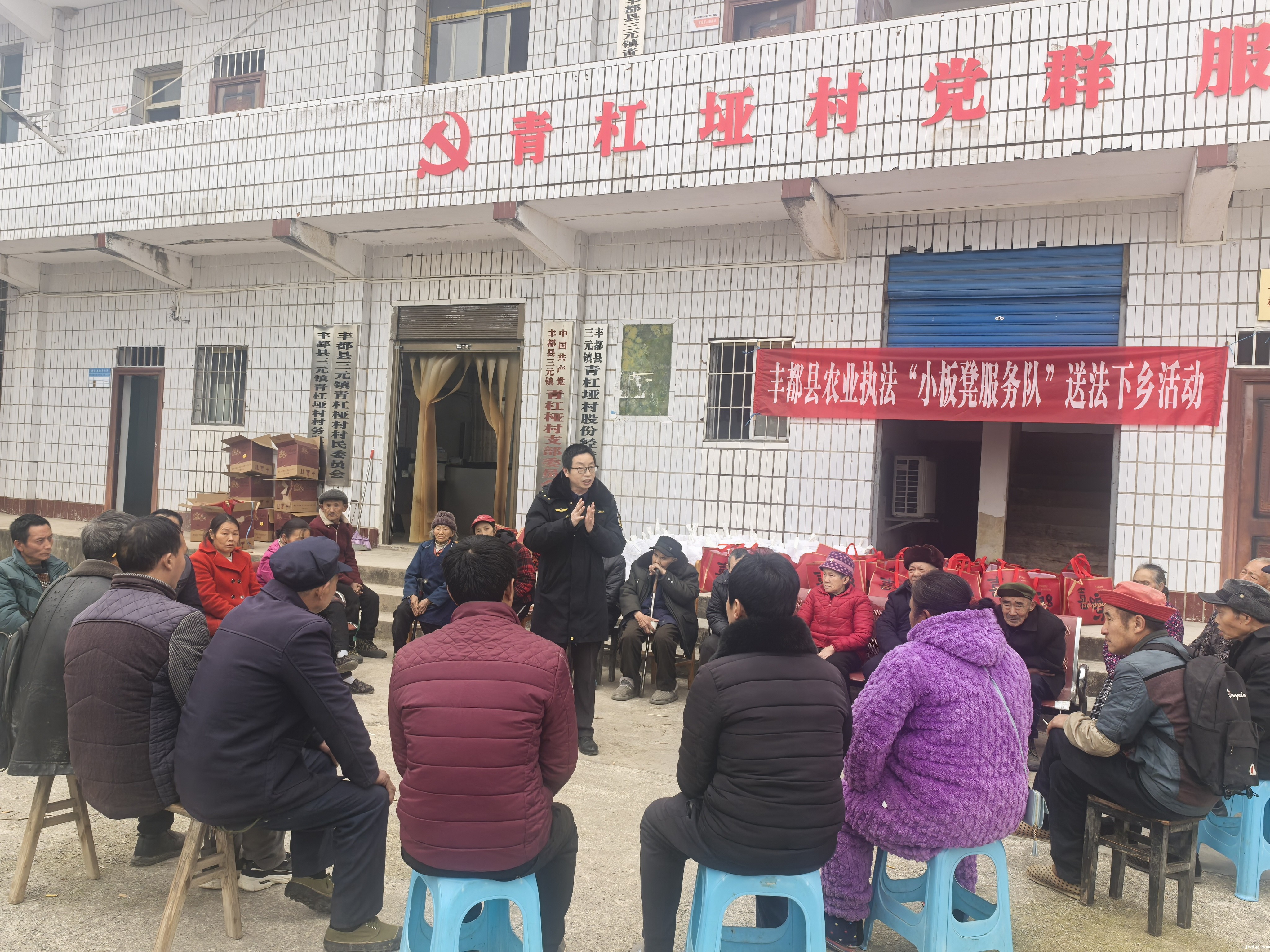 小板凳服务队送法下乡.jpg