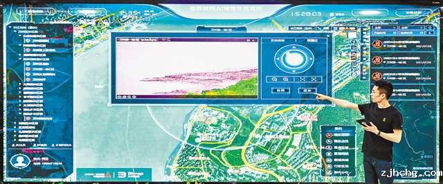 市农业综合行政执法总队技术人员正在演示讲解智慧渔政AI调度系统运行机制.jpg